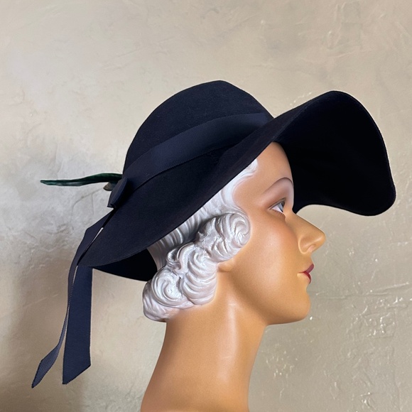 BREATHTAKING 1940s\' NAVY FELT WIDE BRIM HAT +  MULTICOLORED FEATHERS